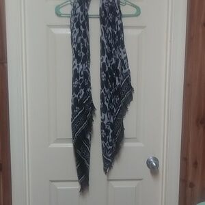 Vera Bradley Black & White  Floral Pattern Soft Fringe Scarf NWOT